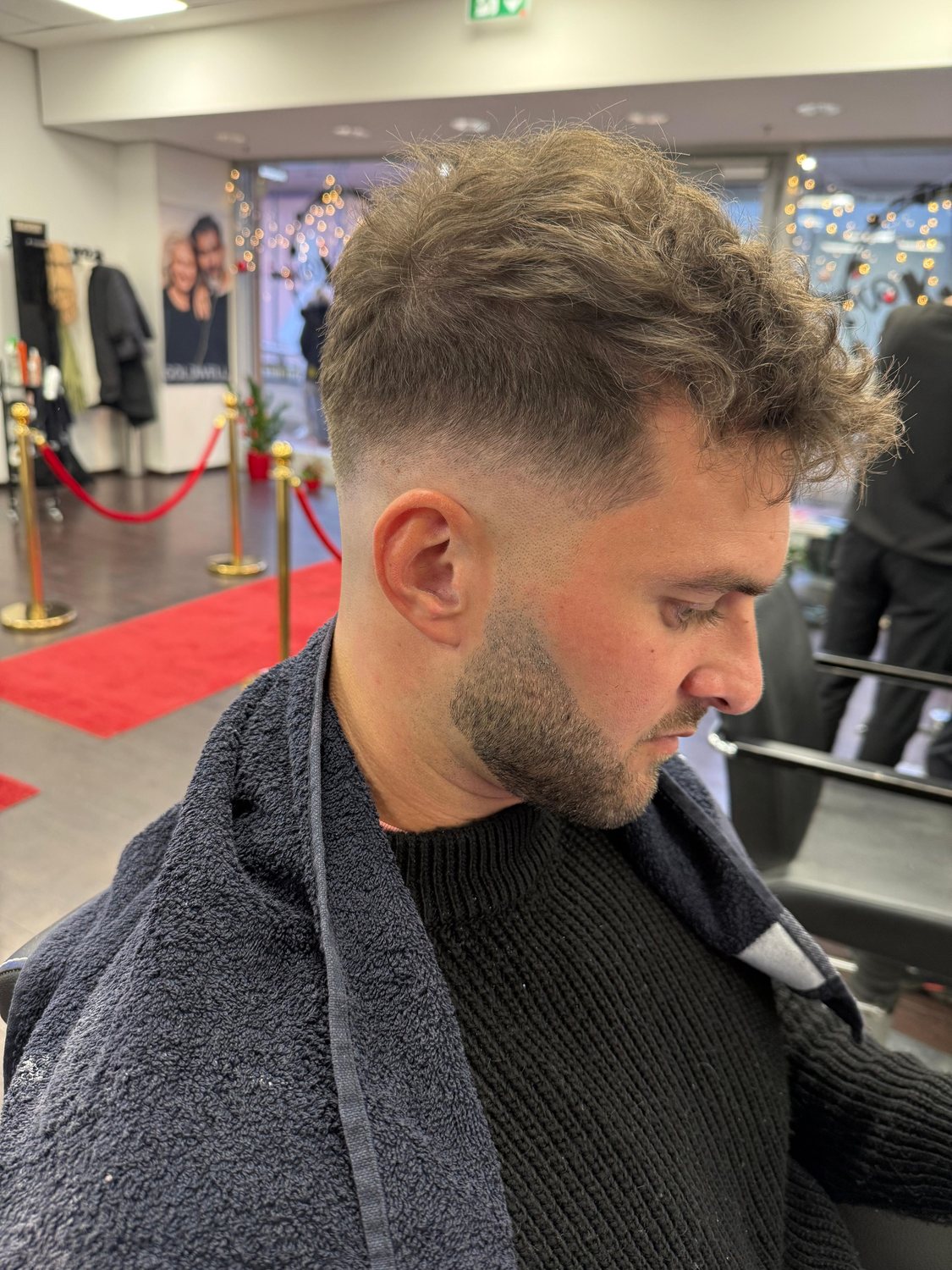 Fade-Haarschnitt mit lockigem Oberhaar