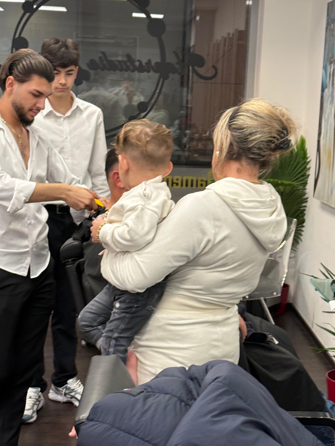 Kinderhaarschnitt im Salon