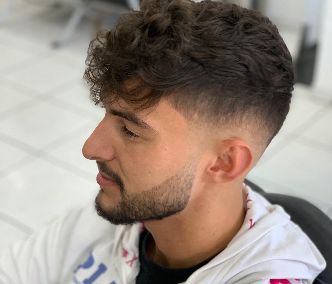 Moderner Haarschnitt im Salon